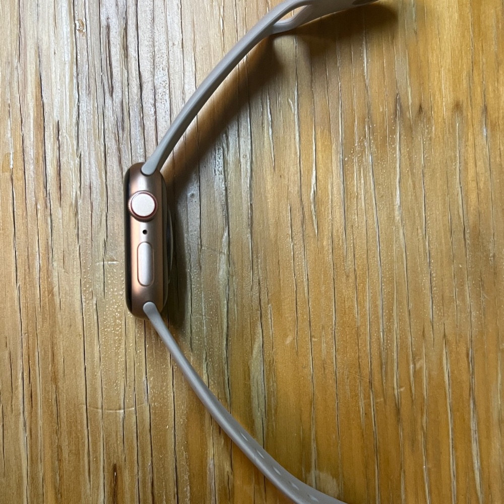 Apple Watch SE (Cellular + GPS) | 40 mm | Rose Gold - Picture 3 of 4